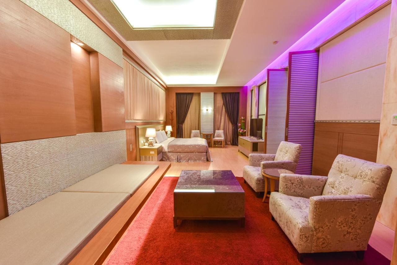 Purple Garden Motel Гаосюн Екстер'єр фото