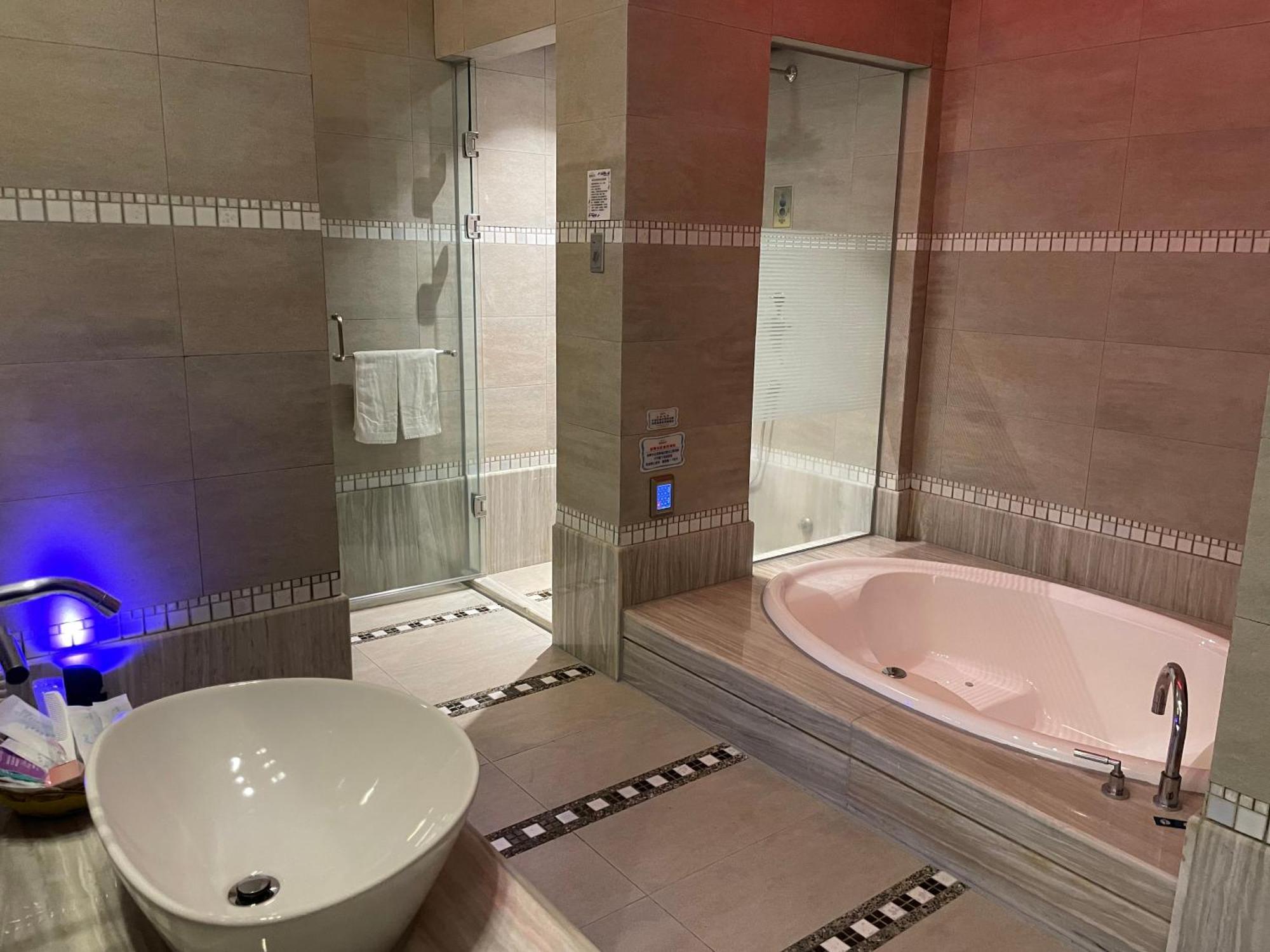 Purple Garden Motel Гаосюн Екстер'єр фото